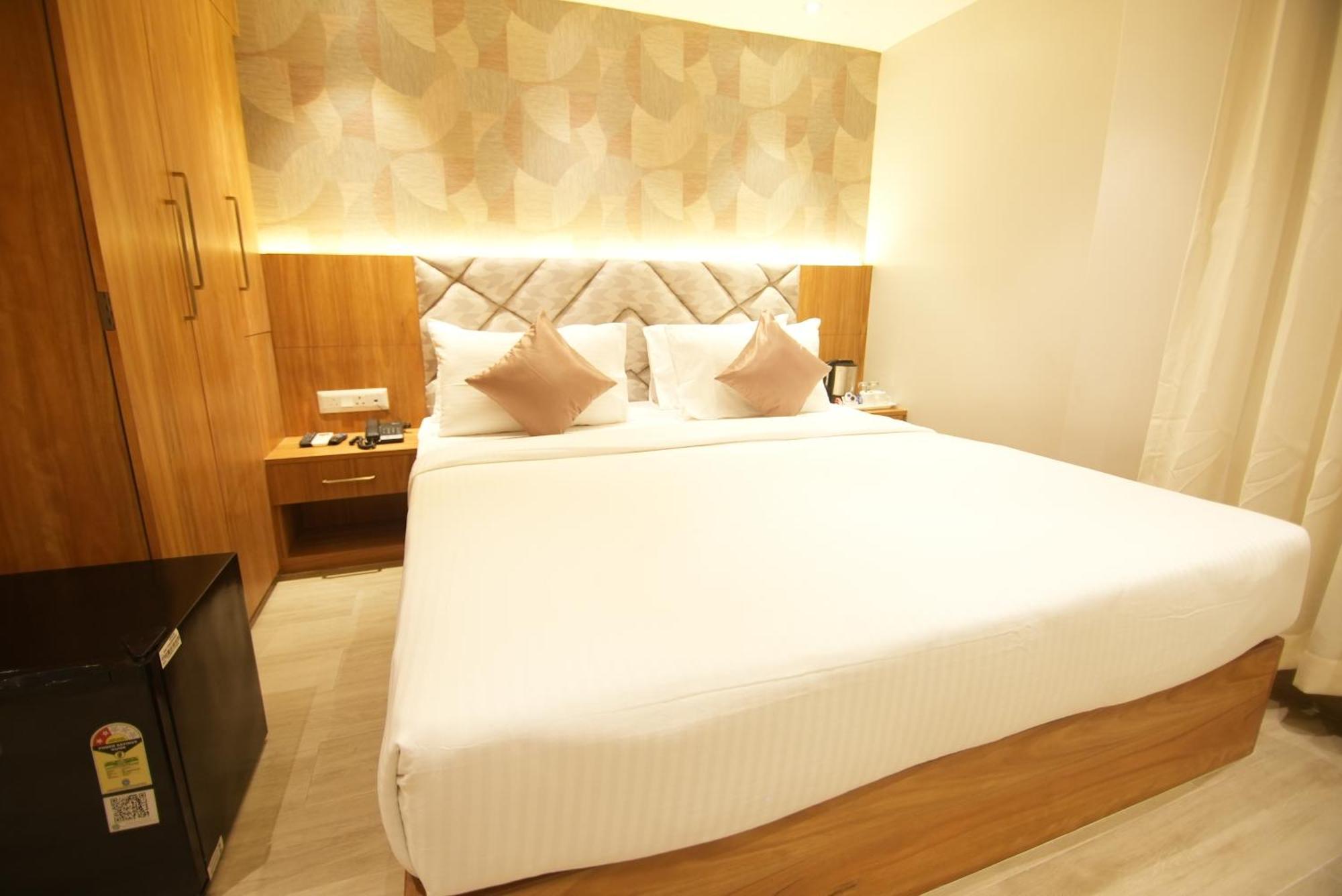 Hotel Dc Star Kolkata Bagian luar foto